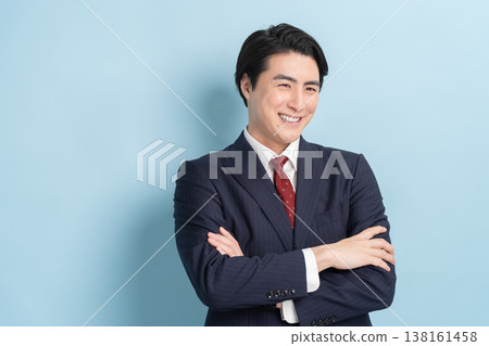 酷帥的商人（藍色背景） 138161458