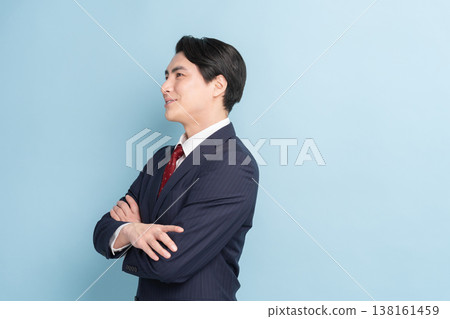 酷帥的商人（藍色背景） 138161459