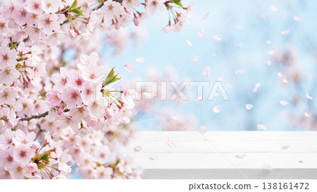 淡粉紅色的櫻花，花瓣如雪般飄落。 138161472