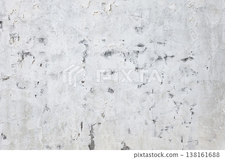 白色石膏牆因年代久遠而剝落開裂,呈現出復古的質感。 白色石膏牆因年代久遠而剝落開裂,呈現出復古的質感。 138161688