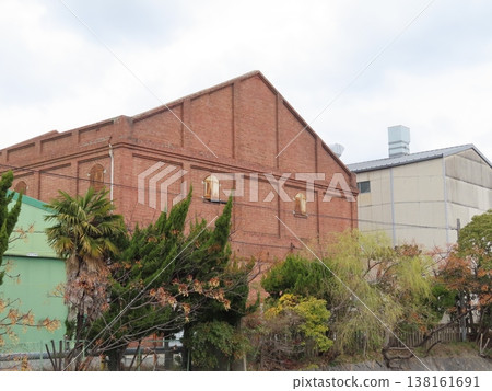 高砂市的百衲倉和鶴糧批發辦事處所在地,以及江戶時代池田輝正從京都伏見遷移擴建的倉庫遺址。 高砂市的百衲倉和鶴糧批發辦事處所在地,以及江戶時代池田輝正從京都伏見遷移擴建的倉庫遺址。 138161691