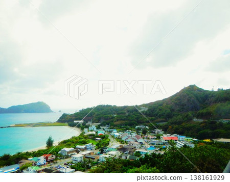 從這裡可以俯瞰小笠原群島父島的城鎮風光和海灘全景。 從這裡可以俯瞰小笠原群島父島的城鎮風光和海灘全景。 138161929