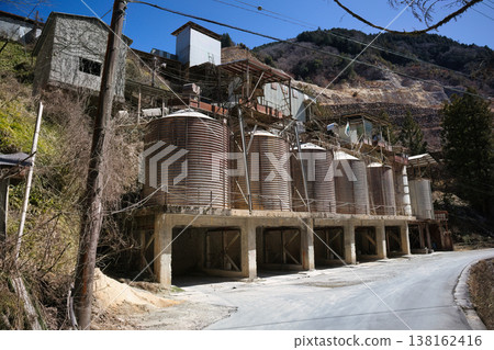 山中的機械採石場 138162416