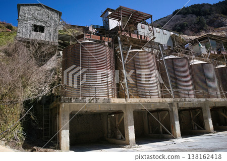 山中的機械採石場 山中的機械採石場 138162418