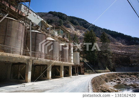 山中的機械採石場 138162420