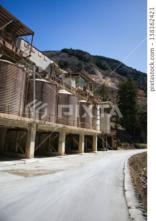 山中的機械採石場 138162421