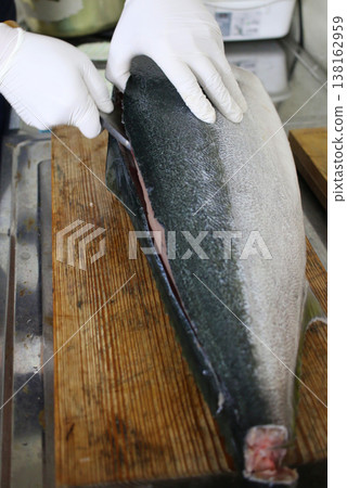 一名男子正在處理黃尾魚。 138162959