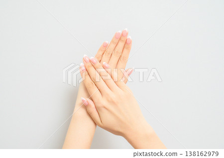 一位日本女性的手塗著天然指甲油，在白色背景前拍攝。 138162979