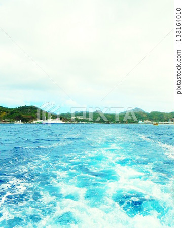 The wreckage of a ship and the receding island scenery from a tour departing from Chichijima, Ogasawara. The wreckage of a ship and the receding island scenery from a tour departing from Chichijima, Ogasawara. 138164010