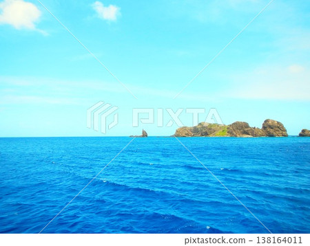 小笠原群島的岩礁和寧靜的藍色大海。 小笠原群島的岩礁和寧靜的藍色大海。 138164011