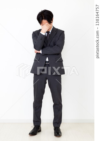 憂鬱的中年男性商人 138164757