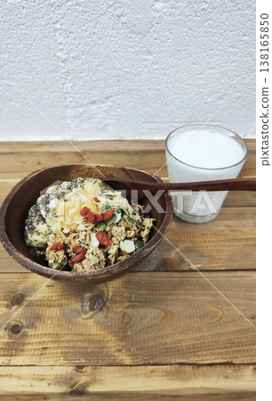 一份精緻的早餐:巴西莓和牛奶 一份精緻的早餐:巴西莓和牛奶 138165850