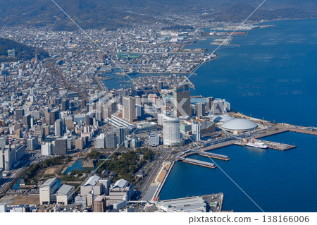從瀨戶內海上空眺望香川縣高松市。 138166006
