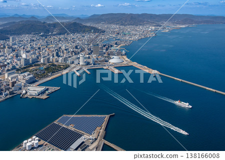 從瀨戶內海上空眺望香川縣高松市。 從瀨戶內海上空眺望香川縣高松市。 138166008