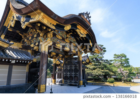 京都二條城的春天:唐門與櫻花 京都二條城的春天:唐門與櫻花 138166018