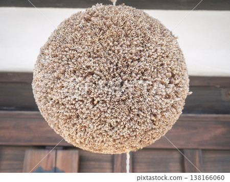 The cedar ball, a symbol of the sake brewery, tells a story of its history. 138166060
