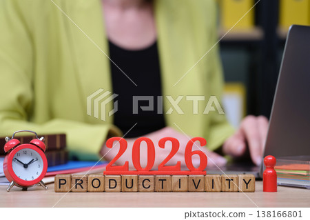 Boosting productivity in 2026 with innovative time management strategies in an organized workspace Boosting productivity in 2026 with innovative time management strategies in an organized workspace 138166801