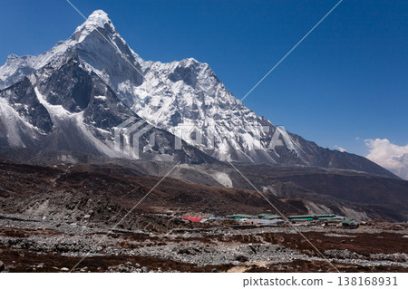 Mountains landscape from Chukhung Ri viewpoint, Nepal 138168931