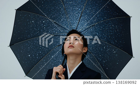一幅極簡風格的肖像畫，畫中雨傘內的星空象徵想像。 138169092