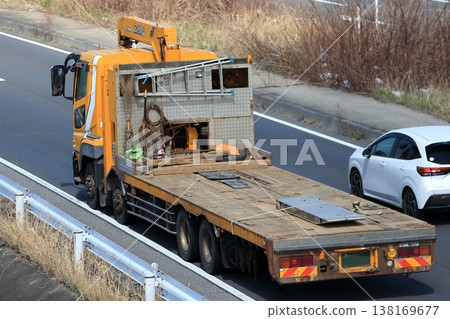 一輛空載的重型設備運輸車正在行駛。 138169677