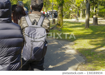 人們在活動場地排隊 138169934