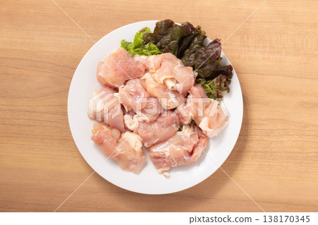 Young chicken thigh meat (for deep-frying or hot pot) 138170345