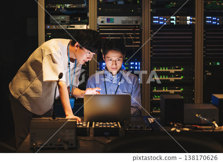 兩名年輕的伺服器工程師 138170626