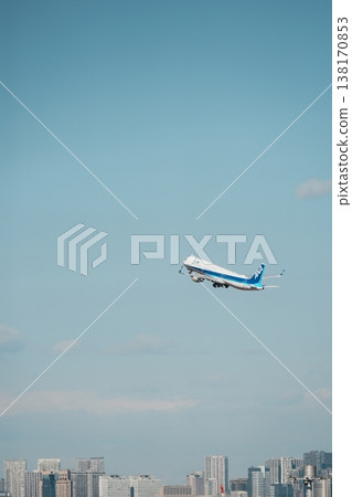 Airplanes arriving at the airport / Airplanes departing from the airport Airplanes arriving at the airport / Airplanes departing from the airport 138170853