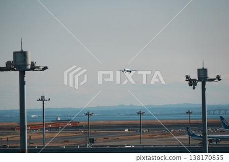 Airplanes arriving at the airport / Airplanes departing from the airport Airplanes arriving at the airport / Airplanes departing from the airport 138170855