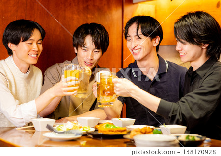 大學生在居酒屋（日本酒吧）碰杯 138170928