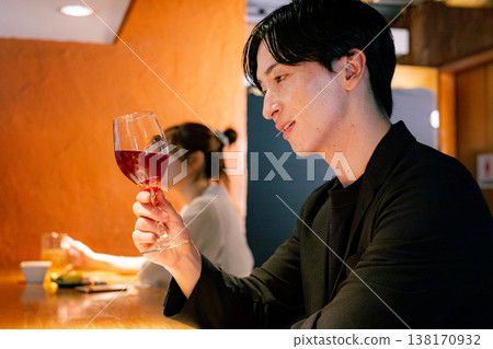 一名男子在吧台喝酒。 138170932