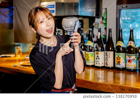在居酒屋（日式酒吧）做兼職的女員工。 138170950