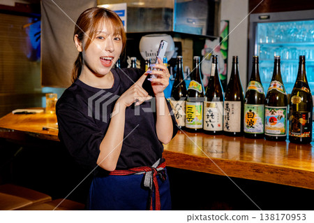 在居酒屋（日式酒吧）做兼職的女員工。 138170953
