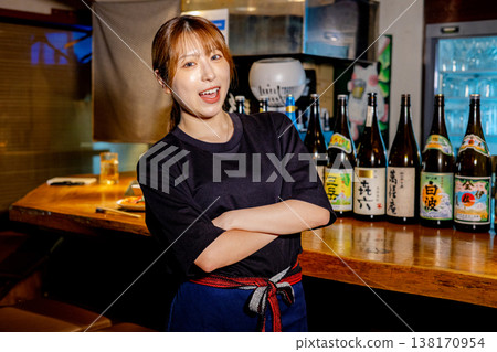 Female part-time worker at an izakaya (Japanese pub). 138170954