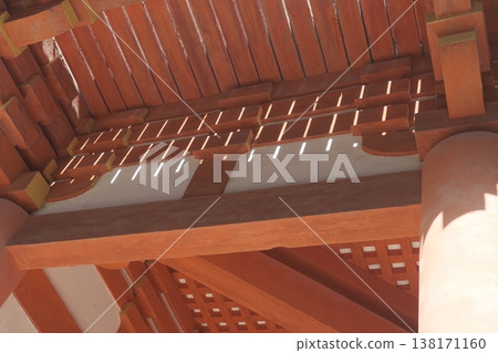 Light streaming in under the eaves of traditional architecture and the geometric patterns of the wooden framework Light streaming in under the eaves of traditional architecture and the geometric patterns of the wooden framework 138171160