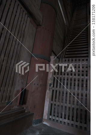 Details of the columns and lattice structure of a massive wooden building (in a dark place) 138171206