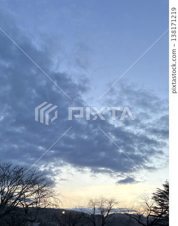 日落天空和雲彩漸層背景,留有文字空間。 日落天空和雲彩漸層背景,留有文字空間。 138171219