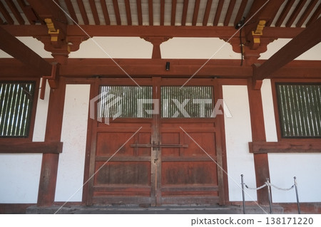 傳統日式建築中,前門和木結構框架呈現對稱構圖。 傳統日式建築中,前門和木結構框架呈現對稱構圖。 138171220