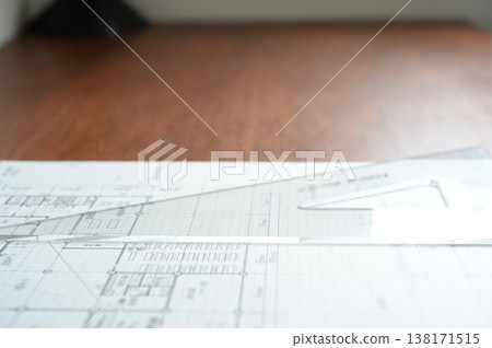 一位日本建築師正在繪製建築圖 一位日本建築師正在繪製建築圖 138171515