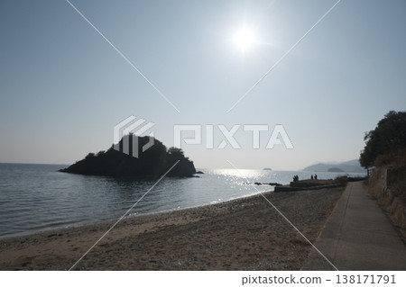 寧靜的海邊日落景色,一座小島在夕陽的映襯下勾勒出優美的輪廓。 寧靜的海邊日落景色,一座小島在夕陽的映襯下勾勒出優美的輪廓。 138171791