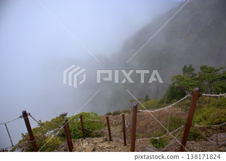 小台原懸崖籠罩在薄霧之中,初夏的天空也籠罩在霧氣之中。 小台原懸崖籠罩在薄霧之中,初夏的天空也籠罩在霧氣之中。 138171824