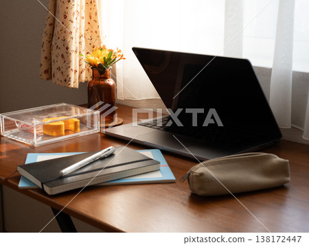 桌上型電腦和書寫工具 桌上型電腦和書寫工具 138172447