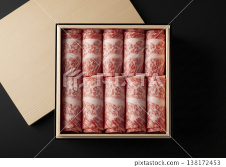 泡桐木盒中的優質大理石紋和牛（用於火鍋，捲盤，黑色背景） 138172453