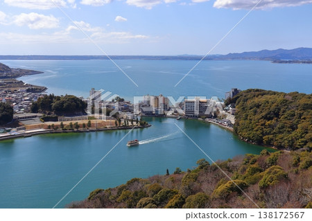 View of Lake Hamana from Mt. Okusa, near Kanzanji Temple, and a sightseeing boat (Hamamatsu City, Shizuoka Prefecture) 138172567