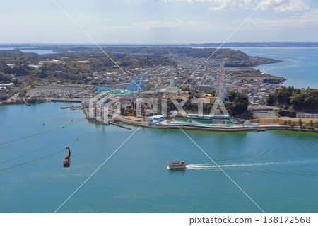 從奧草山眺望濱名湖、觀山寺及週邊景色，包括索道及觀光船（靜岡縣濱松市） 138172568
