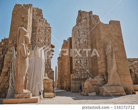 卡納克神殿入口處的巨型雕像和塔門（埃及盧克索） 138172712