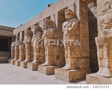 卡納克神廟庭院中排列著歐西里斯的雕像（埃及盧克索） 138172713