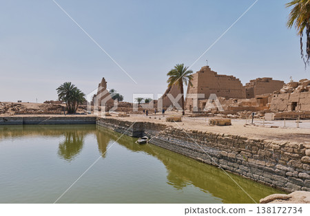 卡納克神廟的聖湖和遺址(埃及盧克索) 卡納克神廟的聖湖和遺址(埃及盧克索) 138172734