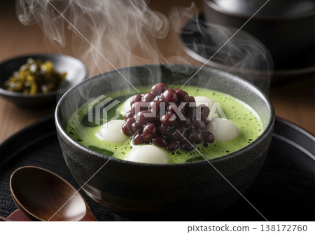 抹茶麻糬全才，熱氣騰騰，色澤翠綠，豆子鮮紅油亮——是美麗的日式甜點。 138172760
