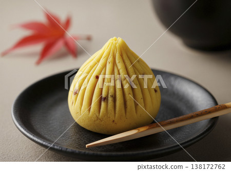 一款漂亮的金色栗子餡點心，帶有茶巾狀圖案，是日本傳統的秋季甜點，讓您盡享栗子的純粹甜味。 138172762
